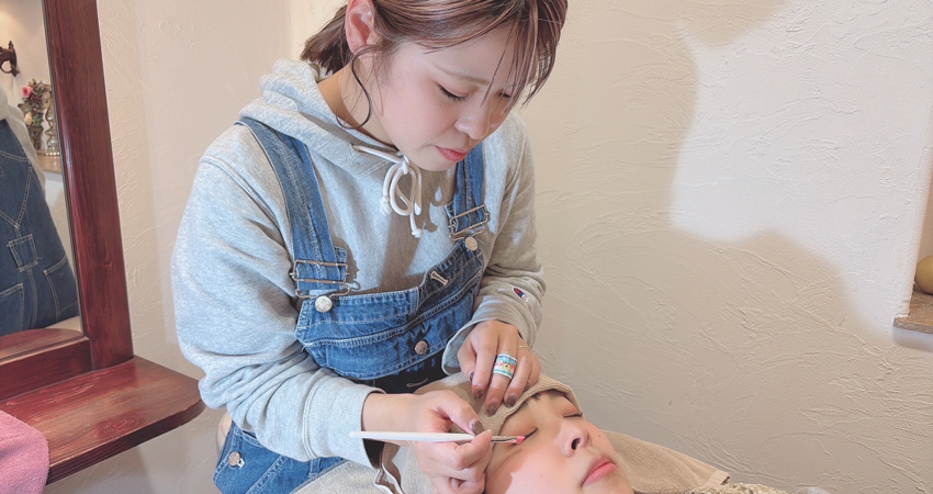 アイラッシュ施術中